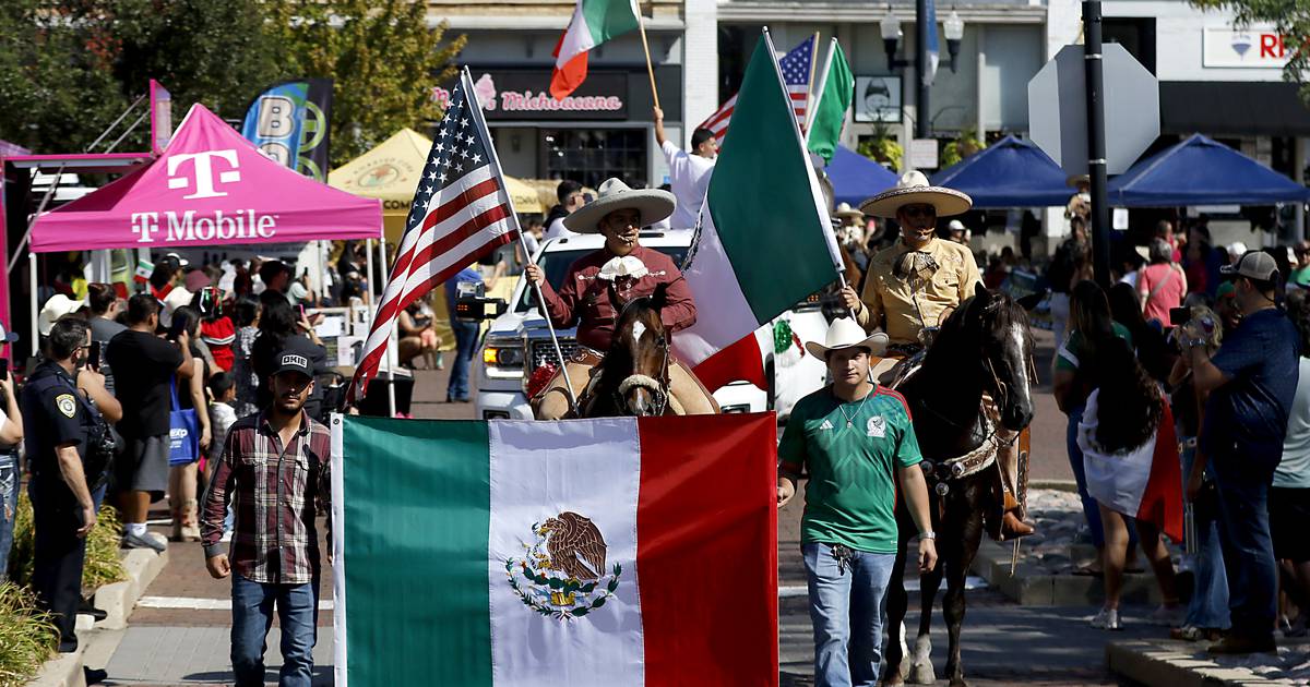 Amid immigration fears, thousands gather to celebrate Mexican Independence Day in Woodstock