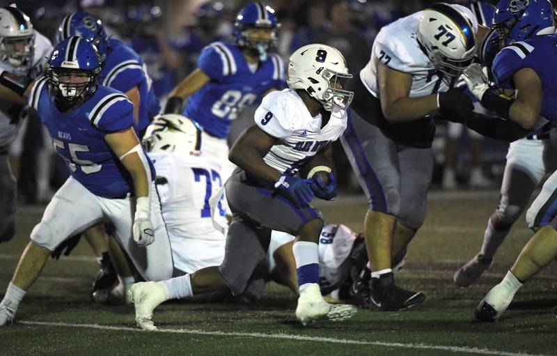 Warren’s Aaron Stewart runs against Lake Zurich in a football game in Lake Zurich on Friday, September 22, 2023.