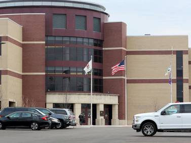 Man tries to enter McHenry County Courthouse with weapon, then flees