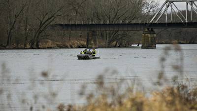 Divers on site in Oregon as search continues for missing boaters
