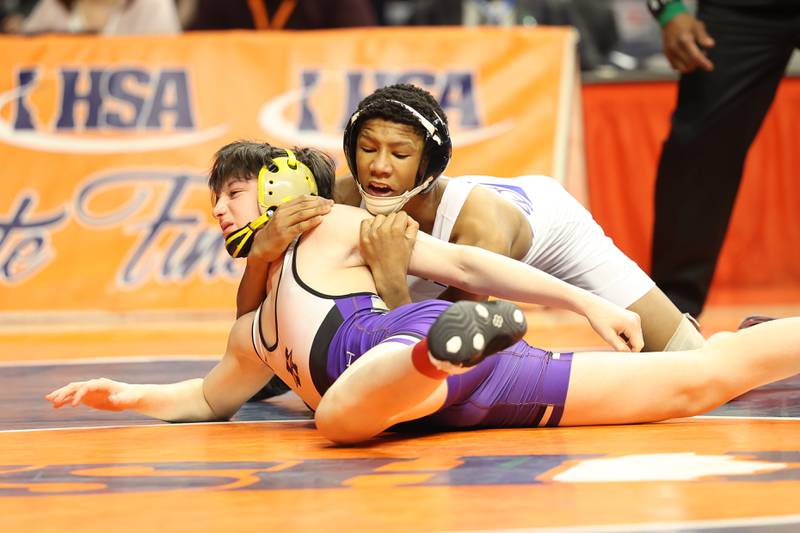 Warren’s Caleb Noble wraps up Hononega’s Rocco Cassioppi in the 106-pound Class 3A state championship match on Saturday, Feb. 17th, 2024 in Champaign.