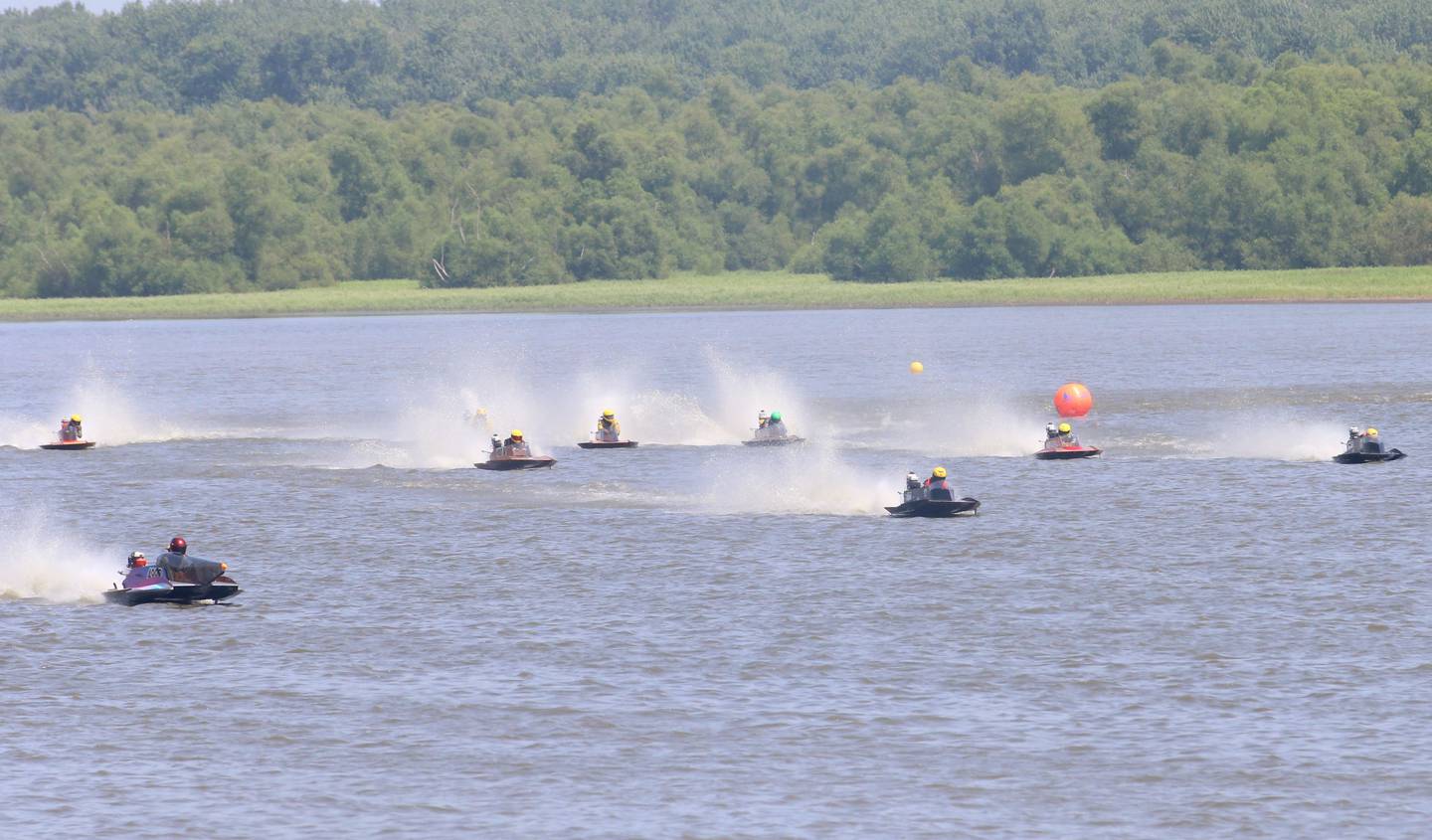Rennfahrer treten am Freitag, 28. Juli 2023, während der Bootsrennen am Lake Depue im OSY-400 an.