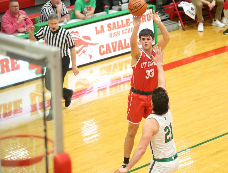 Ottawa's Kooper Knoll shots a jump shot over L-P's Josh Seneca on Friday Jan. 5, 2024 at Sellett Gymnasium.