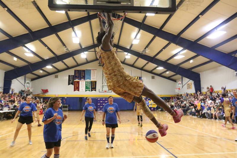 Harlem Wizards player Devale Johnson, (Too Tall) dunks the ball during the Harlem Wizards event on Tuesday, Oct. 28, 2025 in Pannebaker Gymnasium at Logan Jr. High School in Princeton.