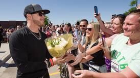 Donnie Wahlberg to attend WahlCon pre-party at St. Charles Wahlburgers
