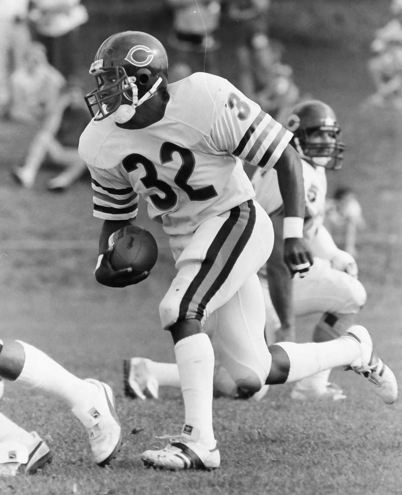 Chicago Bears running back Anthony Hutchinson runs a play during training camp on Wednesday, Jun 12, 1985 in Platteville Wis.