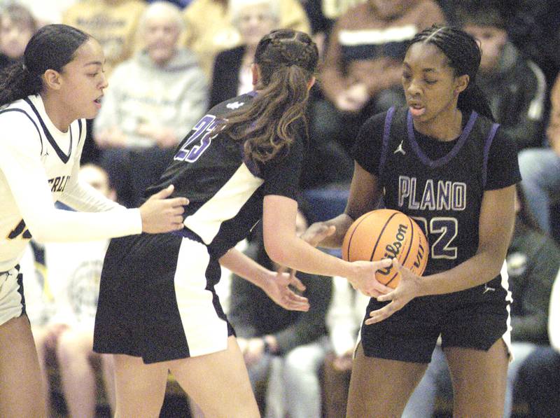 Plano's Josie Larson hands the ball to teammate Hannah Wheeler. The Sterling Golden Warriors faced off against Plano Lady Reapers in an IHSA 3A Regional girls final at Musgrove Fieldhouse in Sterling on February 20, 2025. Sterling won the game 70-38.