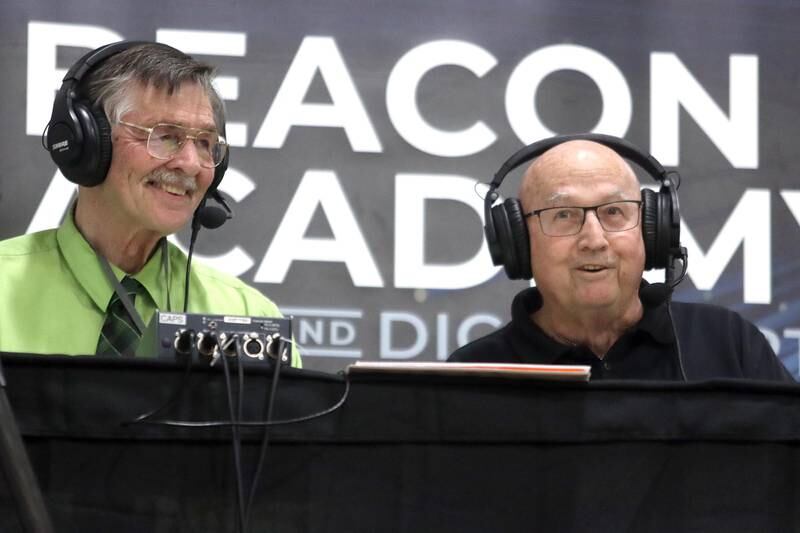 Jim Hinkle, right, and Jeff Myers call the title game of the Hinkle Holiday Classic Basketball Tournament at Jacobs High School Friday.
