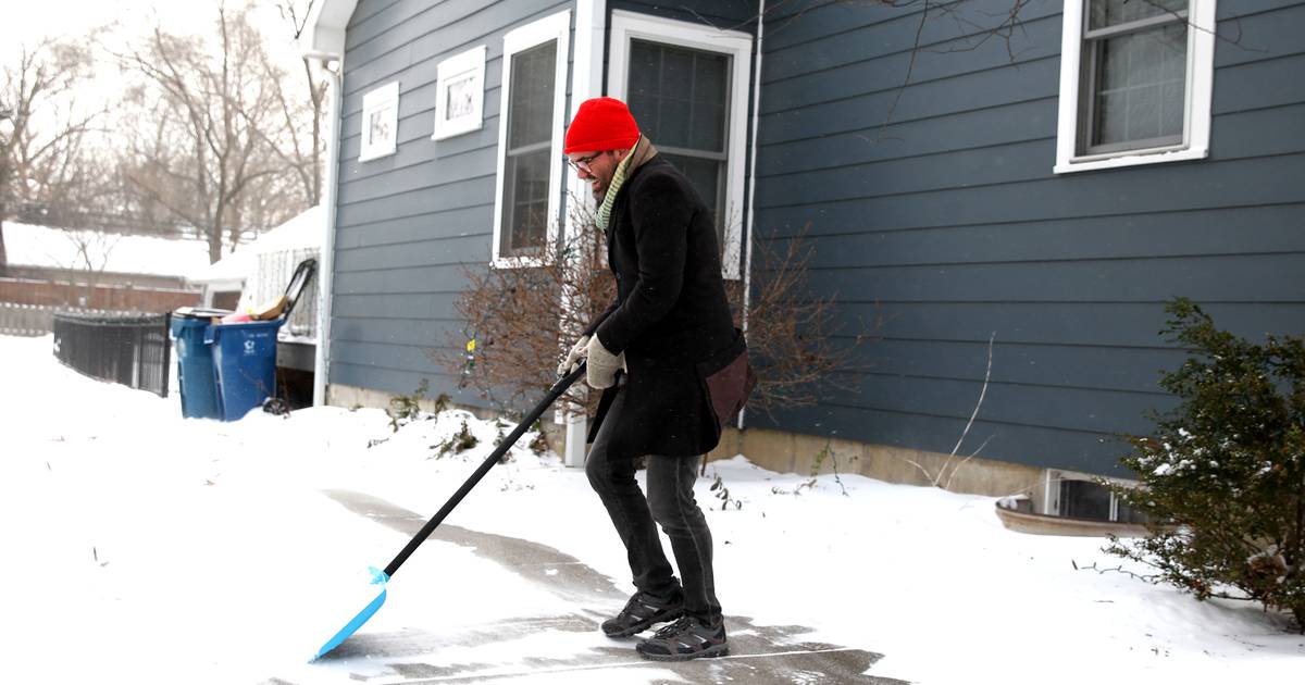 Photos: Snow cleanup and freezing temperatures in Downers Grove – Shaw