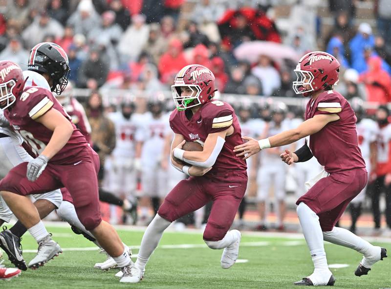 Morris Caeden Curran (9) runs the ball during the class 4A second round playoff game against Metamora on Saturday, NOV. 08, 2025, at Morris.
