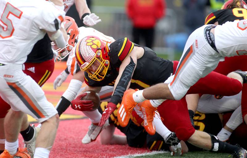 Batavia’s Tyler Jansey (7) gets the ball in the end zone for a touchdown in the second overtime of their Class 7A second-round playoff game in Batavia against Hersey on Saturday, Nov. 5, 2022.