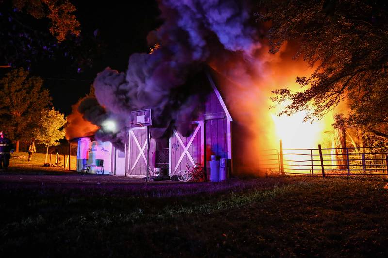 The Woodstock Fire/Rescue District responded to a barn fire in Woodstock early Saturday morning.