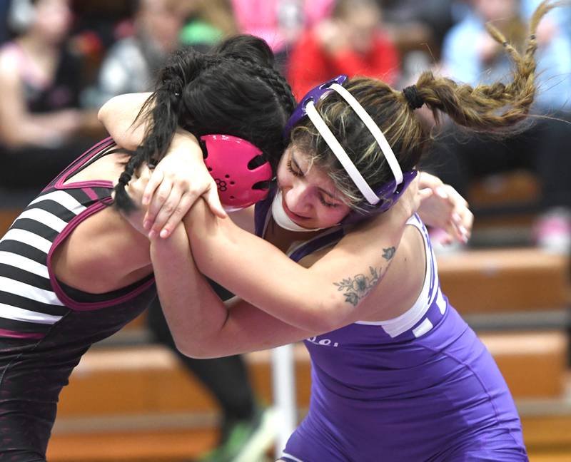 Rochelle's Cammyla Macias battled Dakota's Gianna Figueroa for third place at 125 pounds at the Belvidere Regional on Saturday, Feb. 7, 2026.