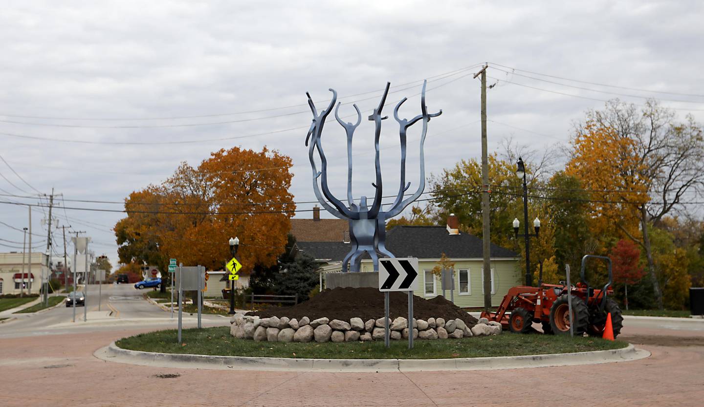 “Whorled," Woodstock’s first permanent roundabout sculpture by local artist Bobby Joe Scribner, was recently installed at the Lake Avenue/South Street/Madison Street roundabout. 
The 16-foot tree-like sculpture symbolizes creativity, growth and Woodstock’s deep connection to the natural environment.