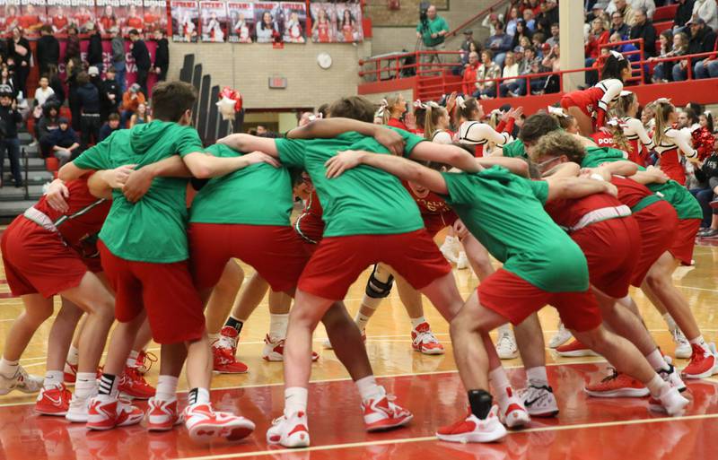 Members of the L-P boys basketball team huddle before playing Ottawa in Kingman Gymnasium on Friday, Feb. 10, 2023 at Ottawa High School.