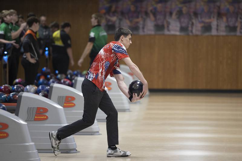 Oregon Gavvin Surmo makes his approach in Dixon’s Toughman Tournament at Plum Hollow Thursday, Jan. 2, 2025.