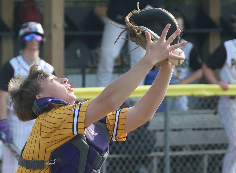 Mendota's Brody Hartt misses a catch behind home plate on Friday, May 8, 2026 at Putnam County High School.