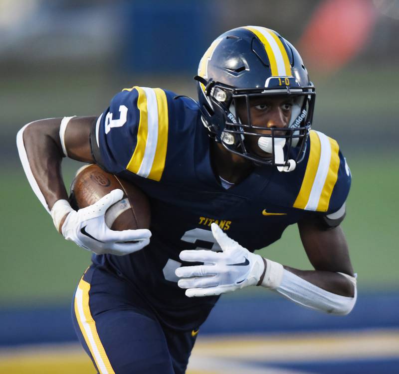 Joe Lewnard/jlewnard@dailyherald.com
Glenbrook South's Tyrone Cotton returns a York kickoff during a football game against York, played in Glenview, Ill. on Friday, Aug. 25, 2023.