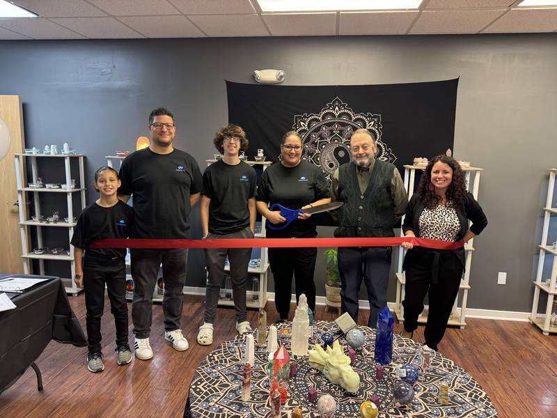 Joyful Crystal’s owners Erika Blanco and Matt Bielski had a ribbon cutting ceremony with the Channahon Minooka Chamber/Grundy County Chamber on Nov. 7. Mayor Ric Offerman, Christina Van Yperen of the Chamber and the Blanco-Bielski family helped cut the ribbon of the new downtown Minooka store.