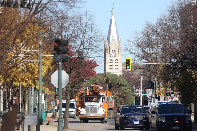 Photos Christmas Tree Makes it's Way to Downtown Joliet. Shaw Local