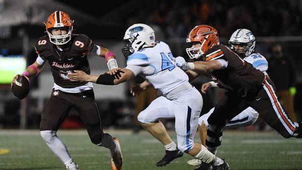 Jake Nawrot throws 3 touchdowns, runs for 2 more as Hersey stuns Prospect in fourth quarter