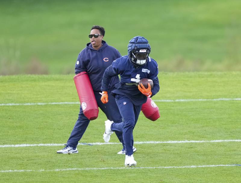 Chicago Bears running back D'Andre Swift (4) during a training session in Ware, England, Thursday, Oct. 10, 2024, ahead of the game between the Chicago Bears and the Jacksonville Jaguars at Tottenham Hotspur Stadium on Sunday. (AP Photo/Sean Ryan)