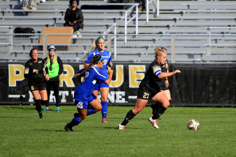 Huntley alumna Deanna Hecht moves the ball up the pitch for Purdue-Fort Wayne. Hecht recently joined the Eastern Illinois women's soccer staff. Photo courtesy Purdue-Fort-Wayne Athletics
