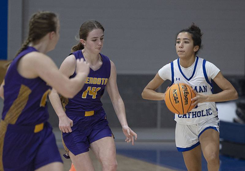Newman’s Paizlee Williams looks to make a pass against Mendota Thursday, Dec. 4, 2025.