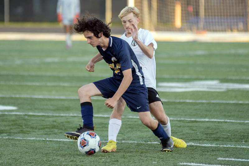 Sterling’s Mason Near works the ball in front of UT’s Austin Devilder Tuesday, Aug. 30, 2022.