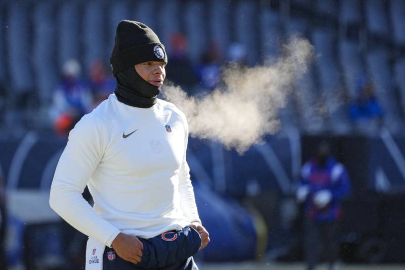 Chicago Bears quarterback Justin Fields (1) warms up before an NFL football game against the Buffalo Bills in Chicago, Saturday, Dec. 24, 2022.