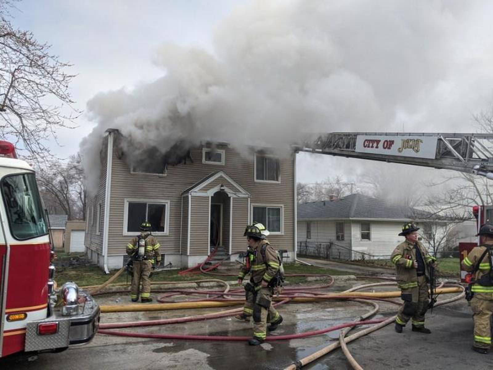 Joliet fire crews extinguish blaze at East Side apartment building