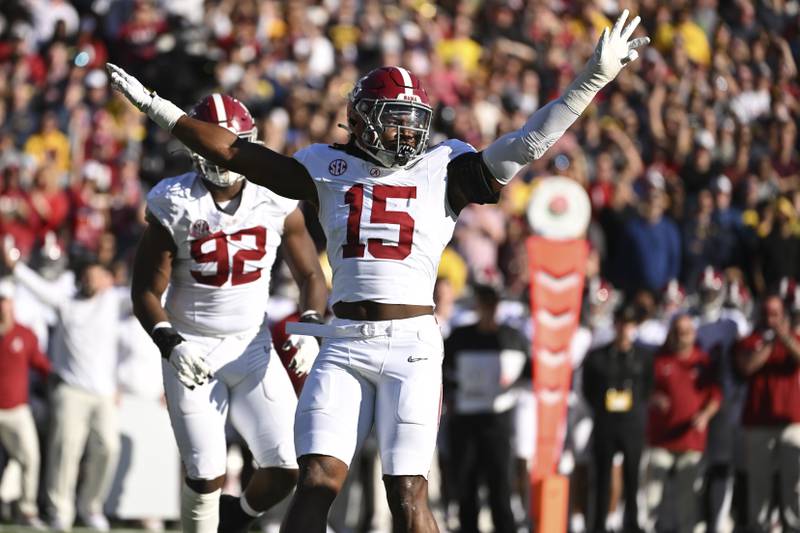 Alabama linebacker Dallas Turner (15) celebrates after a defensive stop during the first half of the Rose Bowl CFP NCAA semifinal college football game against Michigan Monday, Jan. 1, 2024, in Pasadena, Calif. (AP Photo/Kyusung Gong)