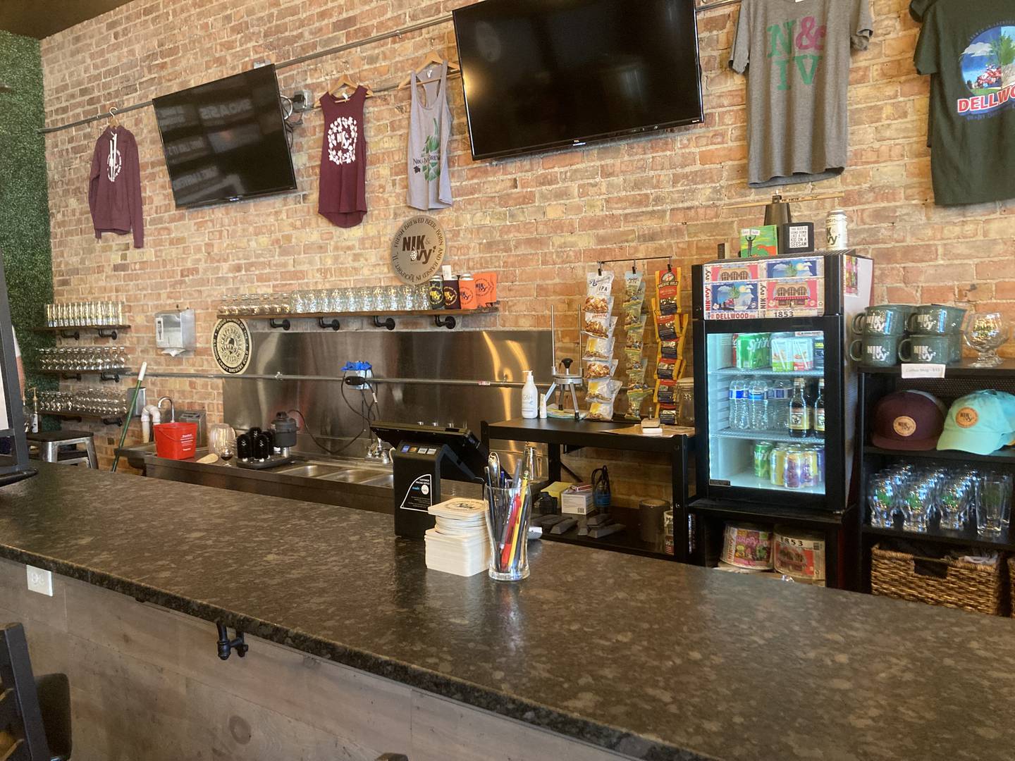 Nik & Ivy's bar