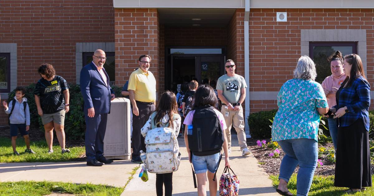 Photos Fox Chase Elementary School in Oswego students back to