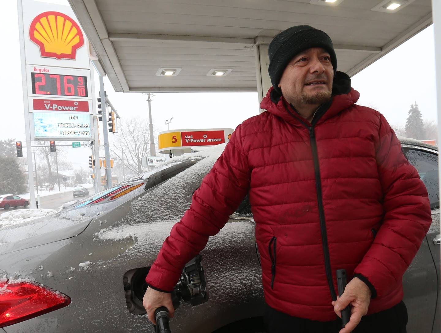 Christopher Gonzalez of Spring Valley, pumps gas on Monday, Dec. 1, 2025 at Shell in La Salle. Gas prices remain under $3 for much of the Illinois Valley area with some communities such as Streator, Marseilles and Princeton have gas over $3.