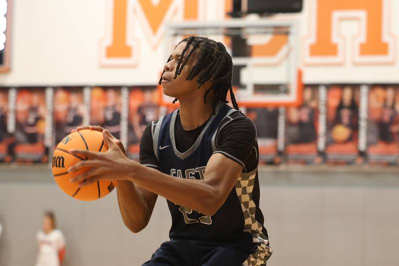 Oswego East’s Mason Lockett IV lines up a shot against Minooka on Friday, Jan. 16, 2026 in Minooka.