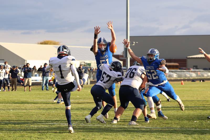 Clifton Central's Derrek Rodriguez (52) and Jake Thompson nearly block a punt during the Comets' 24-6 victory over Knoxville in the Class 1A first-round playoff game on Saturday, Nov. 1, 2025.