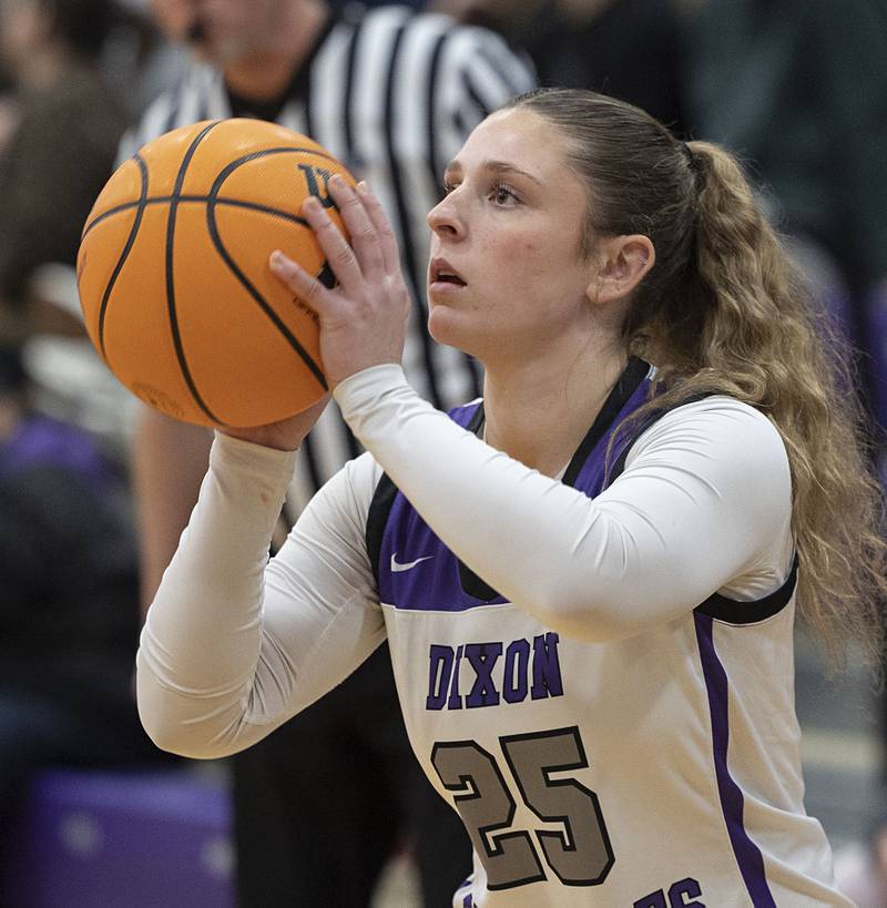 Dixon’s Presley Lappin spots up a three point shot against Oregon Thursday, Jan. 15, 2026.