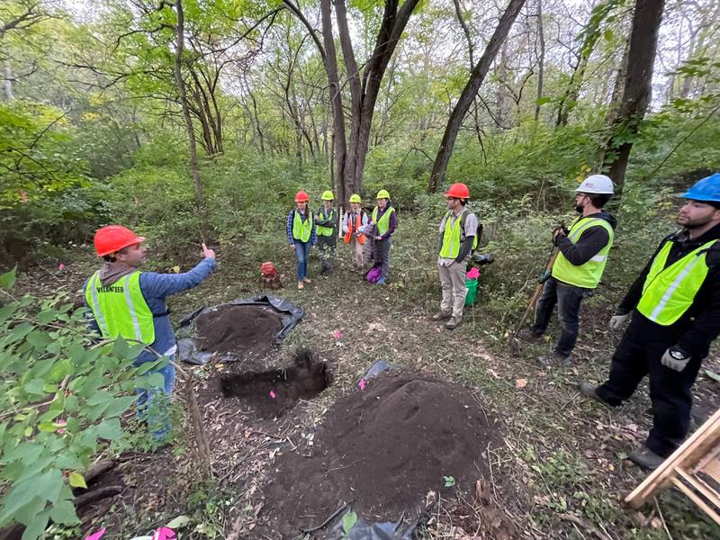 From left: William (Bill) Parkinson, curator and professor of anthropology, the Field Museum of Natural History and the University of Illinois at Chicago, shows volunteers the relocation of a possible Northwestern University excavation unit from the 1980s; UIC: Jordan Hawken, Gabrielle Tornquist, Danielle Silverman, Maria Isabel Guevara, Mitch Hendrickson; Steve Jankiewicz, and Pete Geraci (University of Wisconsin-Milwaukee).