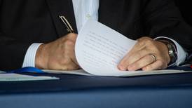 Governor gives boon to trial lawyers, vetoes treasurer-backed bill