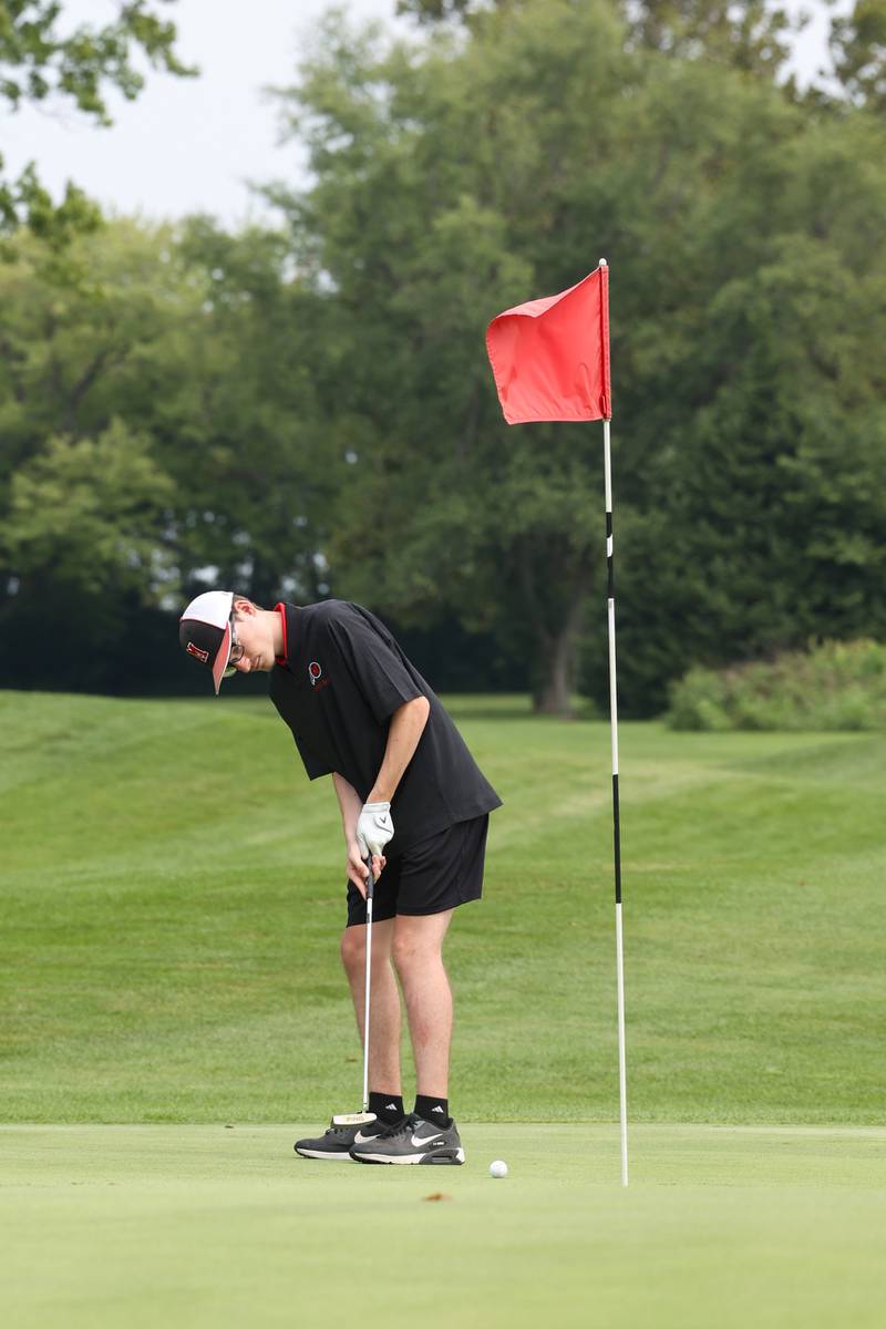 Momence's Dylan Billadeau putts during the Bill Breeden All-Area Classic at the Kankakee Elks on Monday, Aug. 18, 2025.