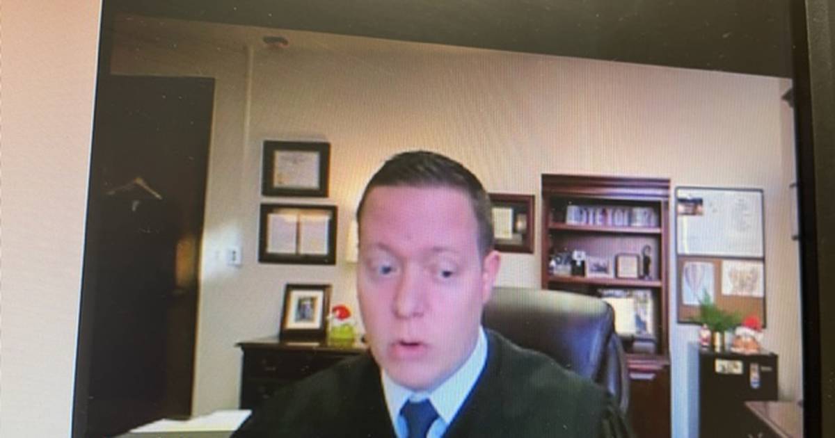 McHenry County judges tour Crystal Lake District 47 middle schools