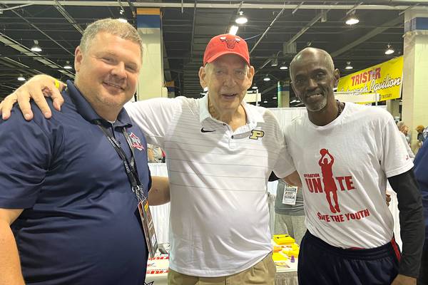 Bourbonnais resident uses autographs to raise money for unhoused, disabled veterans