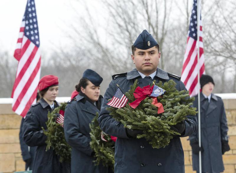 Wreaths Across America fill Abraham Lincoln National Cemetery in Elwood
