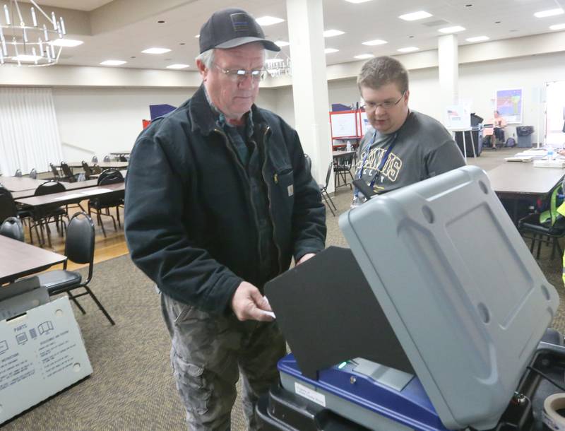 Tim Gaspar casts his vote with the help of election judge Marshall Washlstrom Wahlgren on Tuesday, March 19, 2024 at the Knights of Columbus in Ottawa.