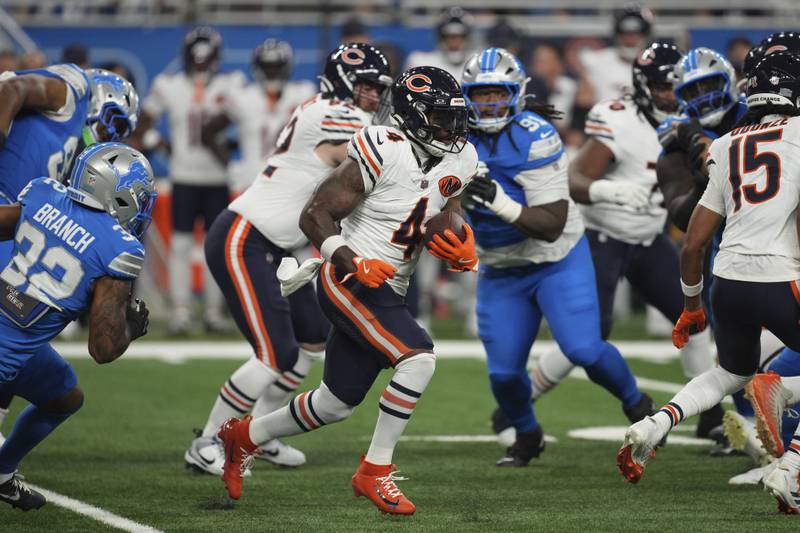 Chicago Bears running back D'Andre Swift (4) runs against the Detroit Lions during the first half of an NFL football game in Detroit, Sunday, Sept. 14, 2025. (AP Photo/Paul Sancya)