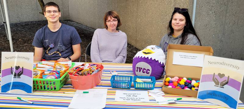 Minds of All Kinds members Aaron Noble, Alexia Gross and Sonja Penney welcomed questions from classmates during Spirit Day 2023. Members of the new neurodiversity group are gearing up for a new semester of activities, support and advocacy.