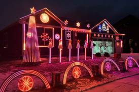 Photos: Sycamore family shows their Chicago Bears loyalty with light show