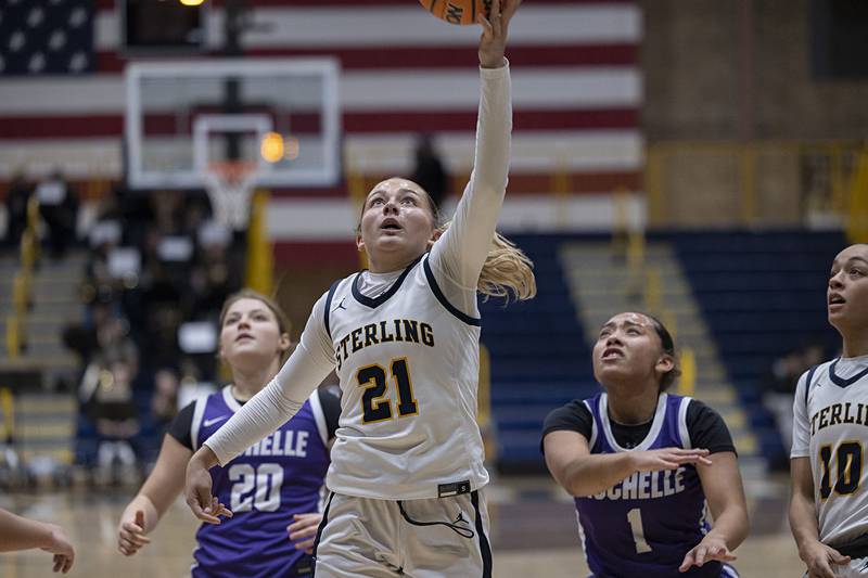 Sterling’s Jaelynn James puts up a shot against Rochelle Tuesday, Jan. 6, 2026.