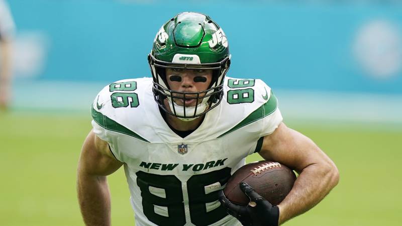 New York Jets tight end Ryan Griffin (86) runs with the ball during the first half of an NFL football game against the Miami Dolphins, Sunday, Dec. 19, 2021, in Miami Gardens, Fla.
